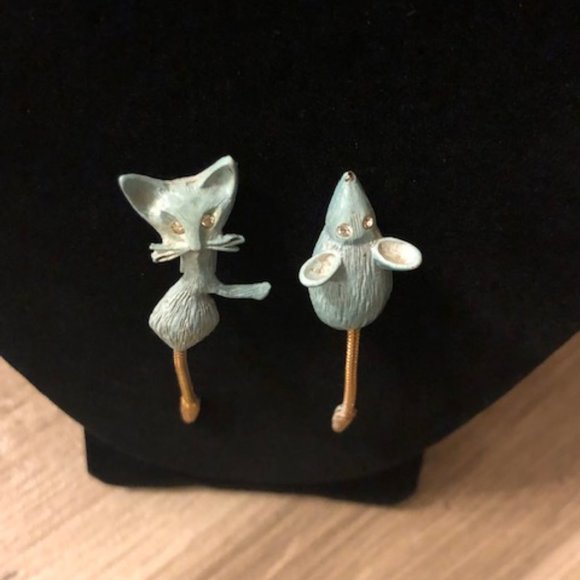 VINTAGE CAT AND MOUSE BROOCH WITH DANGLE TAILS AND RHINSTONE EYES - Picture 4 of 6